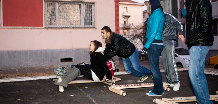 Studenţii s-au plimbat cu "maşinil"e făcute de ei