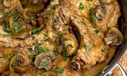 Cotlete de porc cu sos de vin si ciuperci jpeg