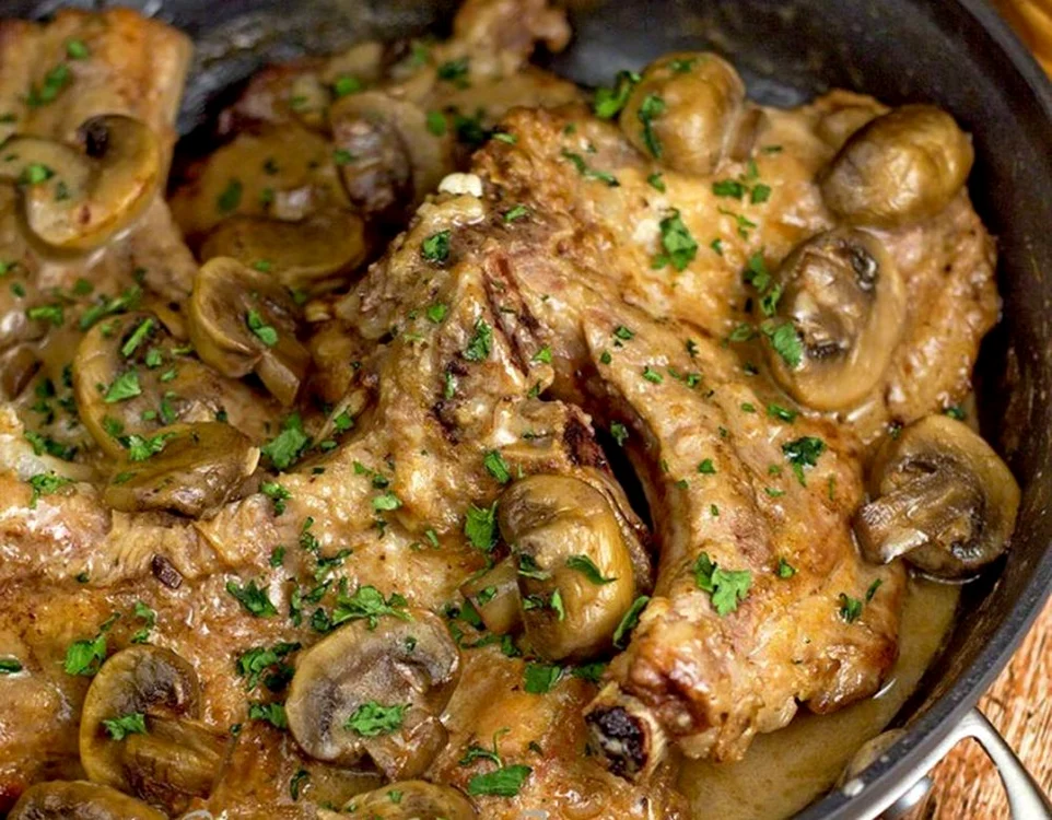Cotlete de porc cu sos de vin si ciuperci jpeg