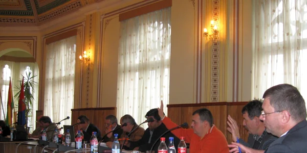 Consilierii au votat să vină la şedinţă doar la ora 14.00