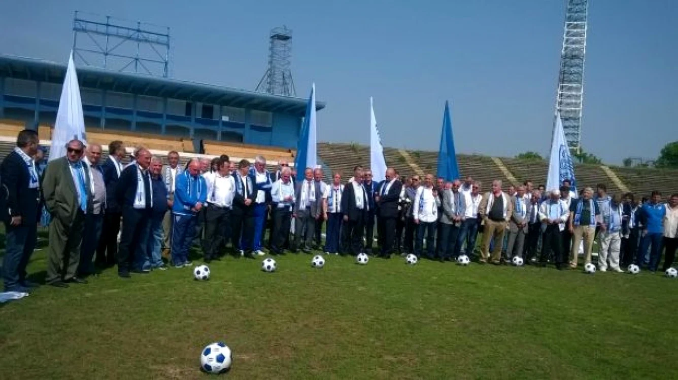 Jucătorii de legendă ai Universităţii Craiova au primit bucăţi din gazonul stadionului Ion Oblemenco