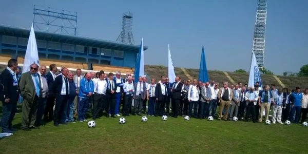 Jucătorii de legendă ai Universităţii Craiova au primit bucăţi din gazonul stadionului Ion Oblemenco 