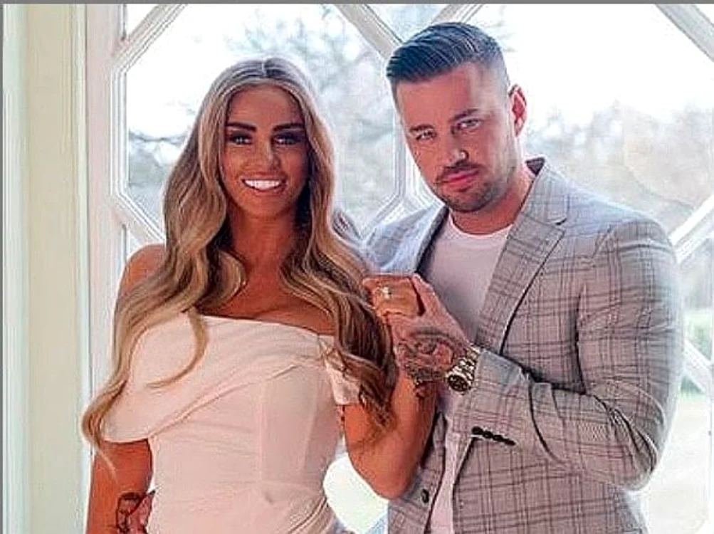 Katie Price și Carl Woods s-au logodit după 10 luni de relațieFoto: Instagram