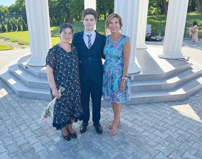 Carmen Iohannis, alături de elevul ei de 10. Foto: Facebook