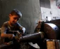 Copil sirian lucrează în fabrica de armament din Aleppo