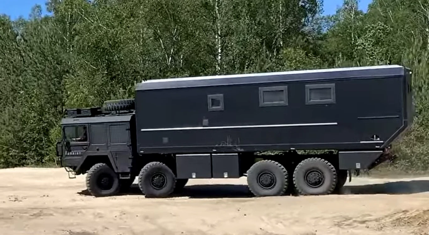 Camionul cu care Petra Schurman a plecat în lume s-a stricat în Iran FOTO 4x4 Passion/Youtube