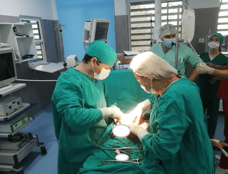 Tumoră gigant, extirpată la o pacientă de 75 de ani. Operație în premieră pentru un spital din România