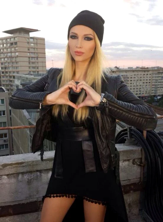 
    În timpul în care a aşteptat în chiloţi la cabina de probă, Lora şi-a făcut câteva fotografiiFoto: arhivă personală  