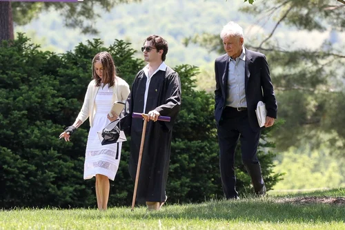 Harrison și Calista, alături de proaspătul absolvent Liam Foto: profimedia