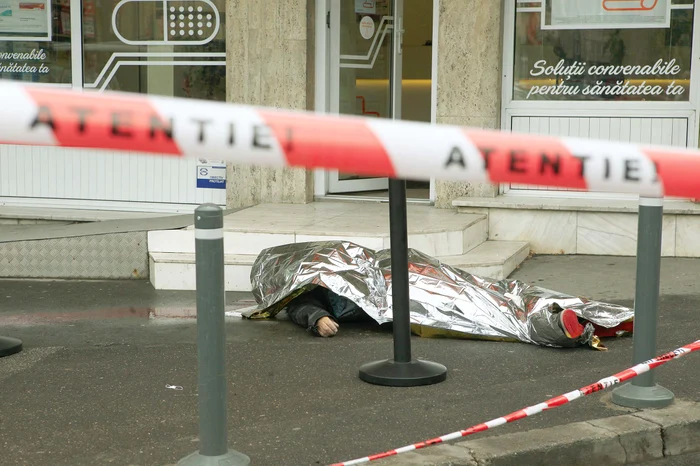 
    Bărbatul a murit pe loc, în urma impactului violent cu trotuarulFoto: Sever Gheorghe  