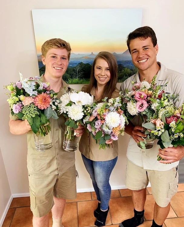 Robert şi Bindi Irwin, alături de Chandler Powell