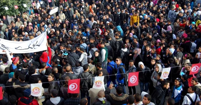 Protestele antiguvernamentale se ţin lanţ în Tunisia FOTO AFP