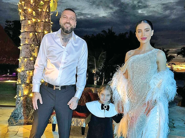 Adelina Pestrițu, cu  familia în Seychelles