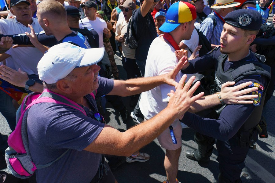 Manifestanții pro-Georgescu s-au mutat din Piața Victoriei pe bulevardul Lascăr Catargiu. Doi dintre protestatarii care au atacat jandarmii, luați cu duba 
