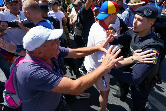 Îmbrânceli cu jandarmii la protestul susținătorilor lui Călin Georgescu din Piața Victoriei. Asupra unui bărbat a fost găsit un cuțit