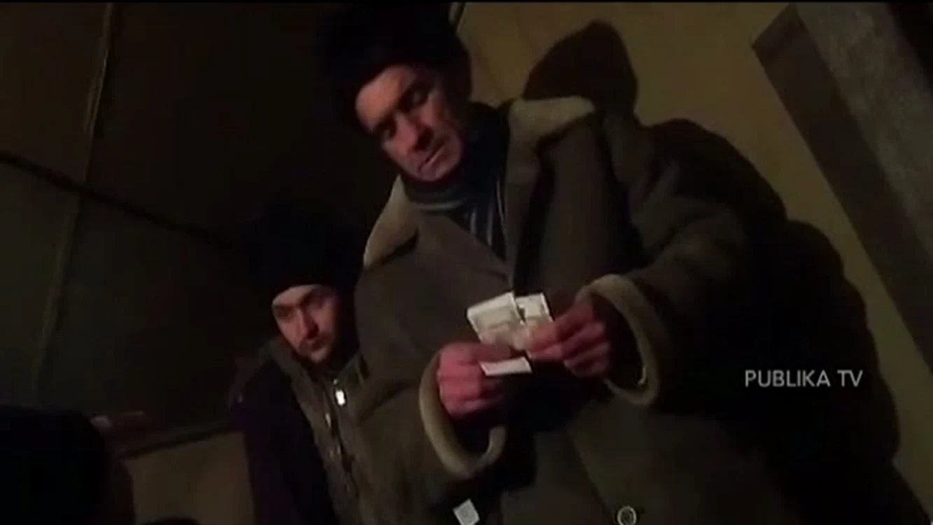 Televiziunile din Republica Moldova au dat publicităţii o înregistrare în care se vede cum protestatarii sunt plătiţi pentru a ieşi în stradă