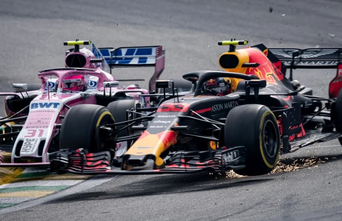 
    Monopostul lui Max Verstappen îl acroșează pe cel al lui Esteban OconFoto: Guliver / GettyImages  
