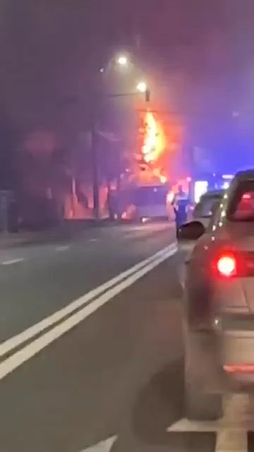 Un autobuz a fost cuprins de flăcări în Bacău. Vehiculul a ars ca o torță în câteva minute