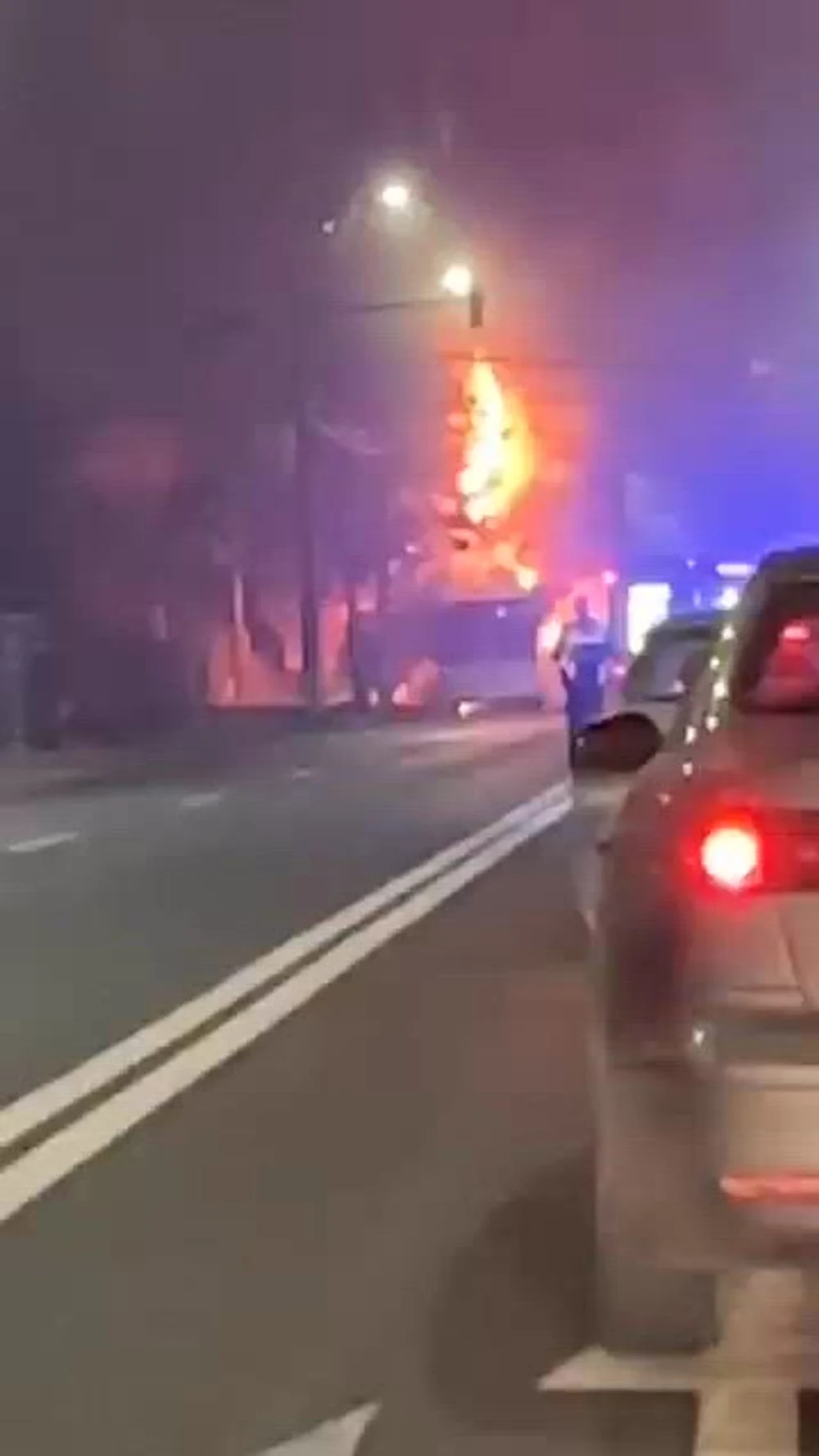 Un autobuz a fost cuprins de flăcări în Bacău. Vehiculul a ars ca o torță în câteva minute