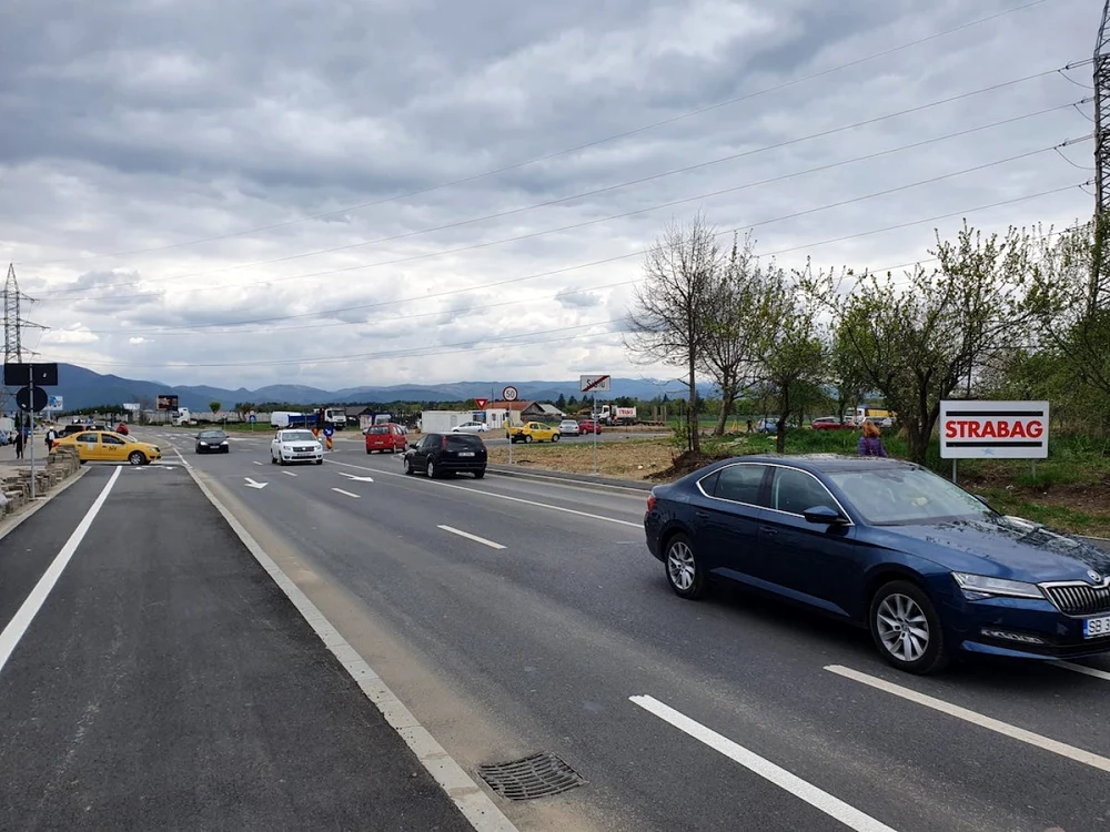 Circulaţia reluată în sensul giratoriu dezaxat considerat pericol public de la marginea municipiului Sibiu Foto turnulsfatului ro
