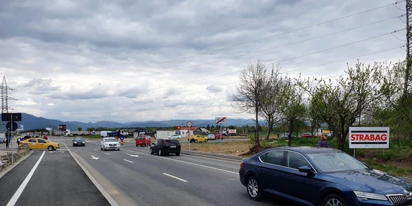 Circulaţia reluată în sensul giratoriu dezaxat considerat pericol public de la marginea municipiului Sibiu Foto turnulsfatului ro