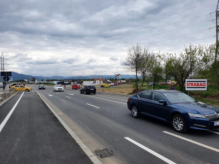 Circulaţia reluată în sensul giratoriu dezaxat considerat pericol public de la marginea municipiului Sibiu Foto turnulsfatului ro