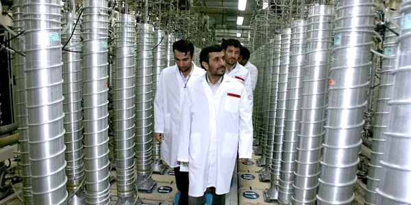 Preşedintele iranian, Mahmoud Ahmadinejad, în vizită la instalaţiile nucleare