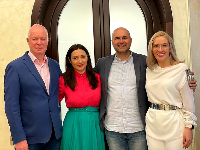 Daniel Trifu, alături de soție și nași. Sursă: Facebook