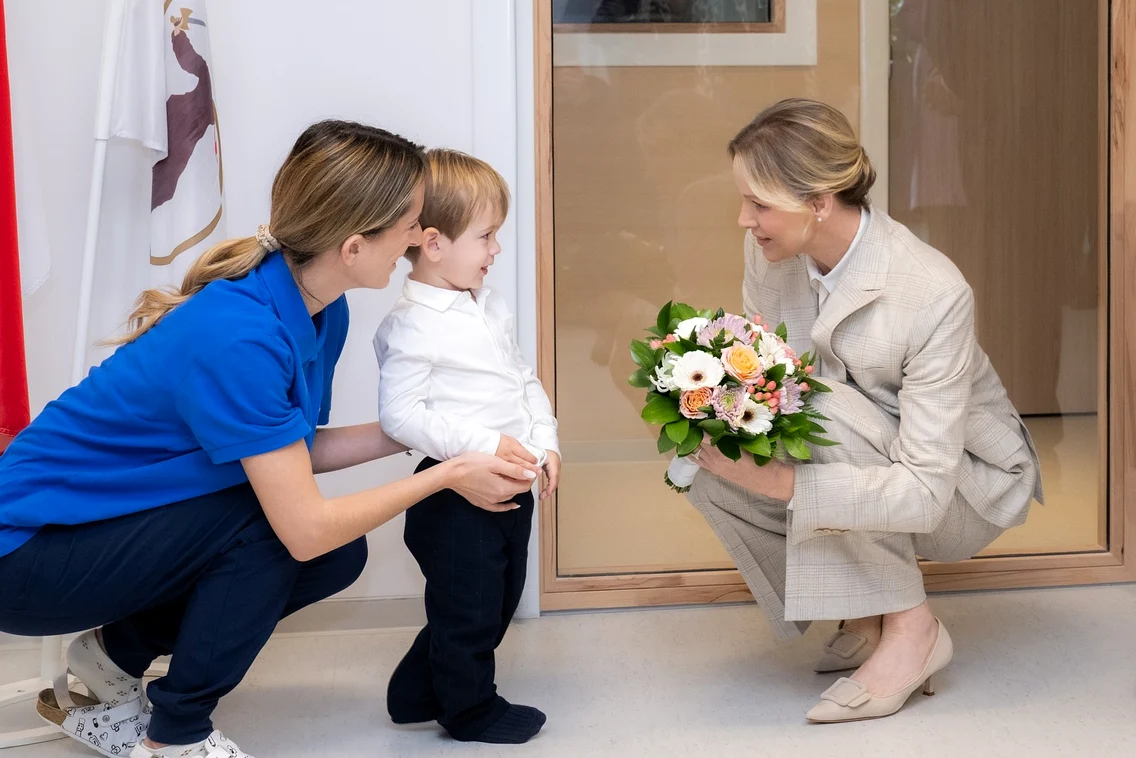 Charlene și Albert de Monaco în vizită la creșă