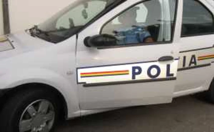 Poliţiştii îi caută pe cei trei. Foto arhivă