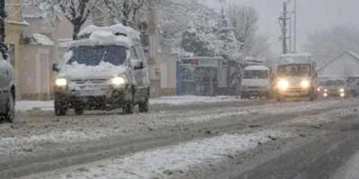 Viscolul a împrăştiat permanent zăpada pe şosea. Foto: Arhivă