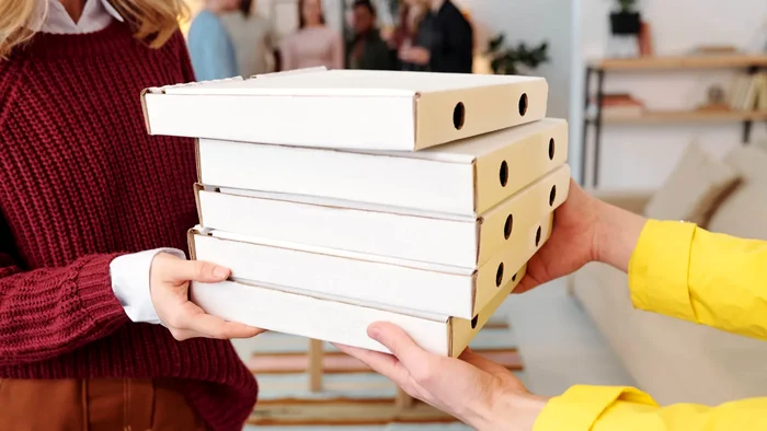 De ce are o cutie de pizza găuri pe lateral?