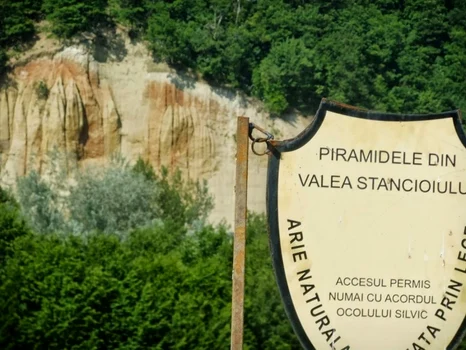 Piramidele spectaculoase înalte de 80 de metri de la Goranu - Râmnicu Vâlcea Foto romaniape2roti bogspot com