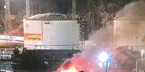 Incendiu la un depozit de petrol din Tuapse Rusia FOTO Twitter @NOELreports jpeg