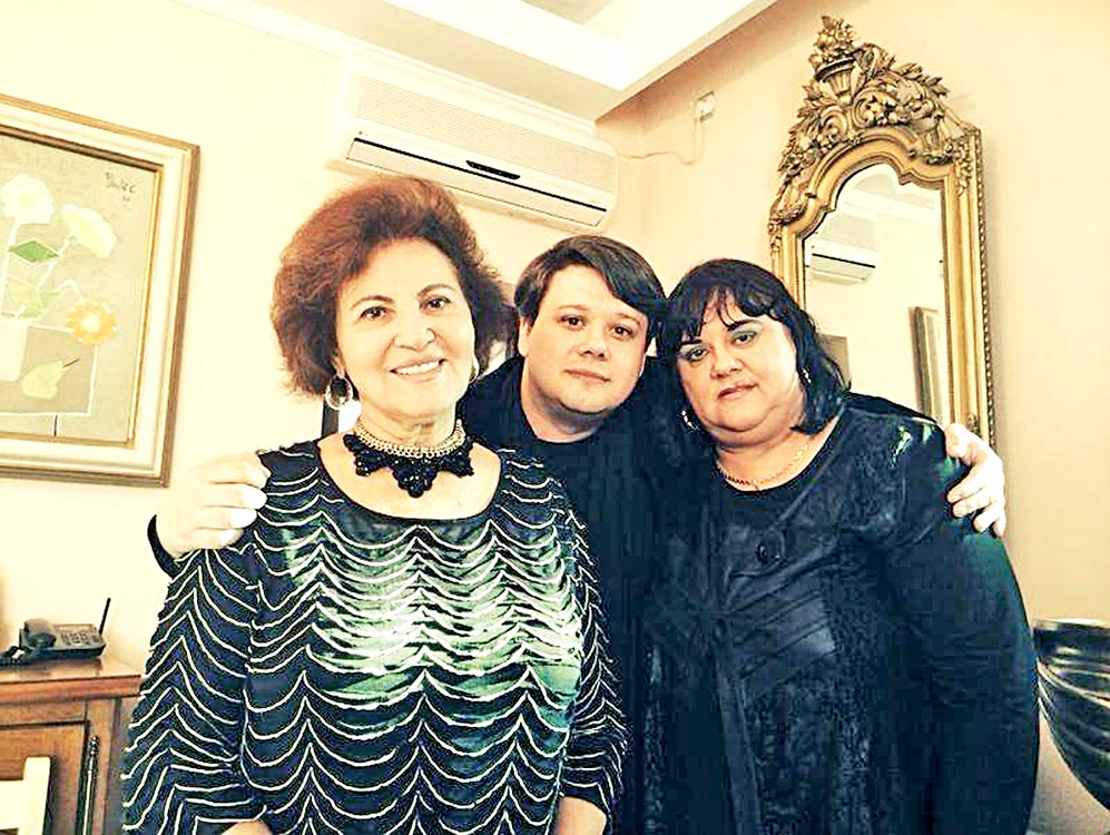 
    Fuego a petrecut Crăciunul cu mama sa, Eugenia, dar şi cu “mama adoptivă”, Irina LoghinFoto: arhivă personală  