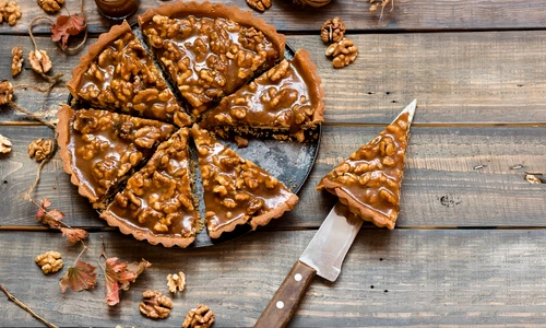 Tarta cu nuci si caramel sarat  Sursa foto shutterstock 1221290932 jpg