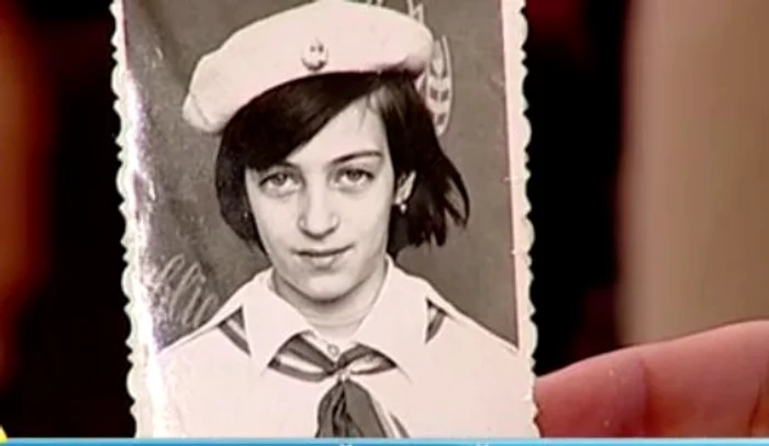 Mama cântăreței a adus pentru emisiune poze cu Laura Stoica, în copilărie