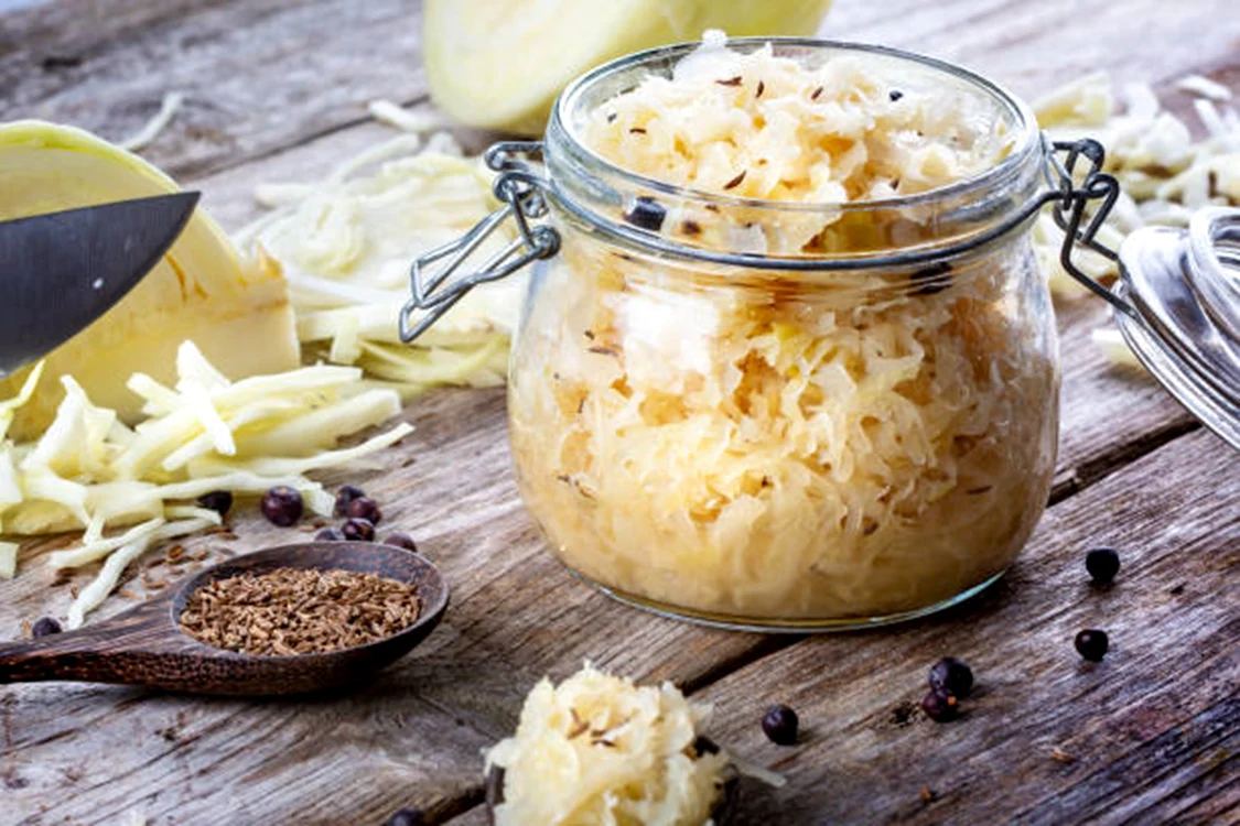 Gutuile și merele pot da un gust special verzei murate / foto: IStock
