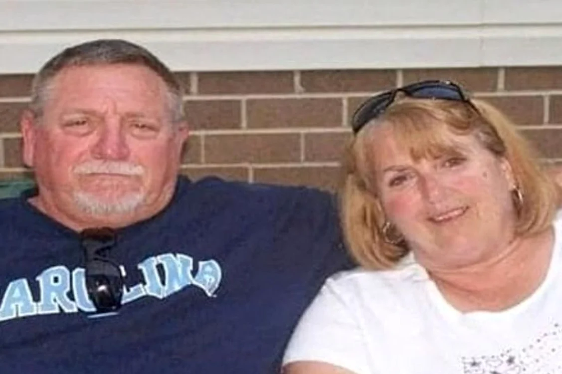 
    Johnny Lee Peoples, 67, şi Cathy Darlene Peoples, 65, au murit după ce s-au infectat cu noul coronavirus  