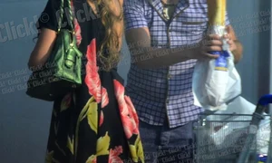 După shopping, iubitul Annei Lesko a urcat la volan, în timp ce ea s a aşezat pe bancheta din spate a maşinii  jpeg