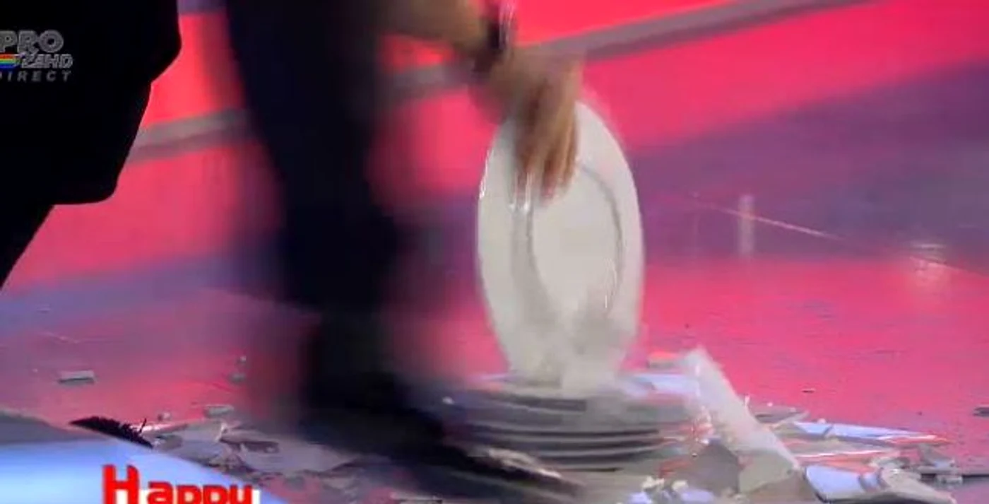 Cătălin Măruţă a îmbrăcat straie tradiţionale elene de ziua Greciei. (captură Pro TV)