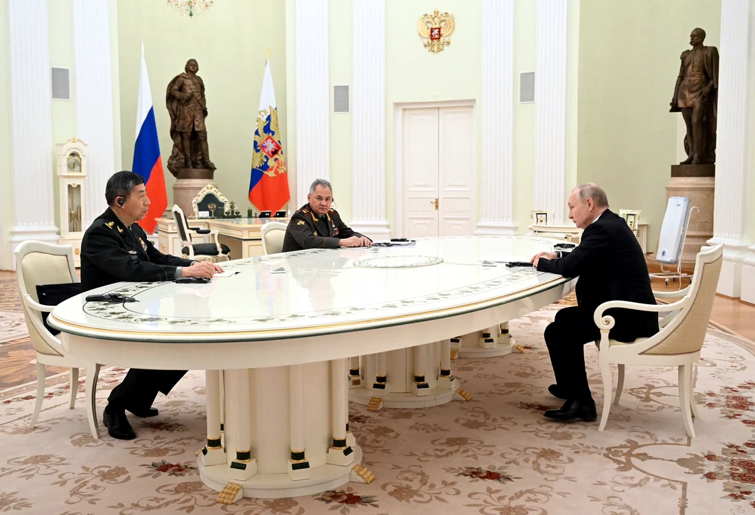 Ministrul chinez al apărării, la Kremlin, cu omologul rus și cu Vladimir Putin Foto Kremlin.ru