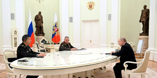 LI Shangfu intalnire cu Putin si Soigu la Kremlin Foto kremlin jpg
