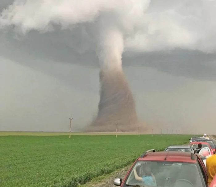 Șoferii s-au oprit să fotografieze uriașul vârtej