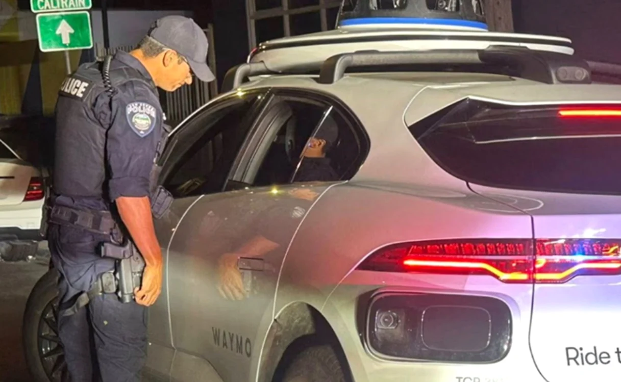 Polițistul oprește o mașină fără șofer. Foto: Facebook/San Bruno Police Department 