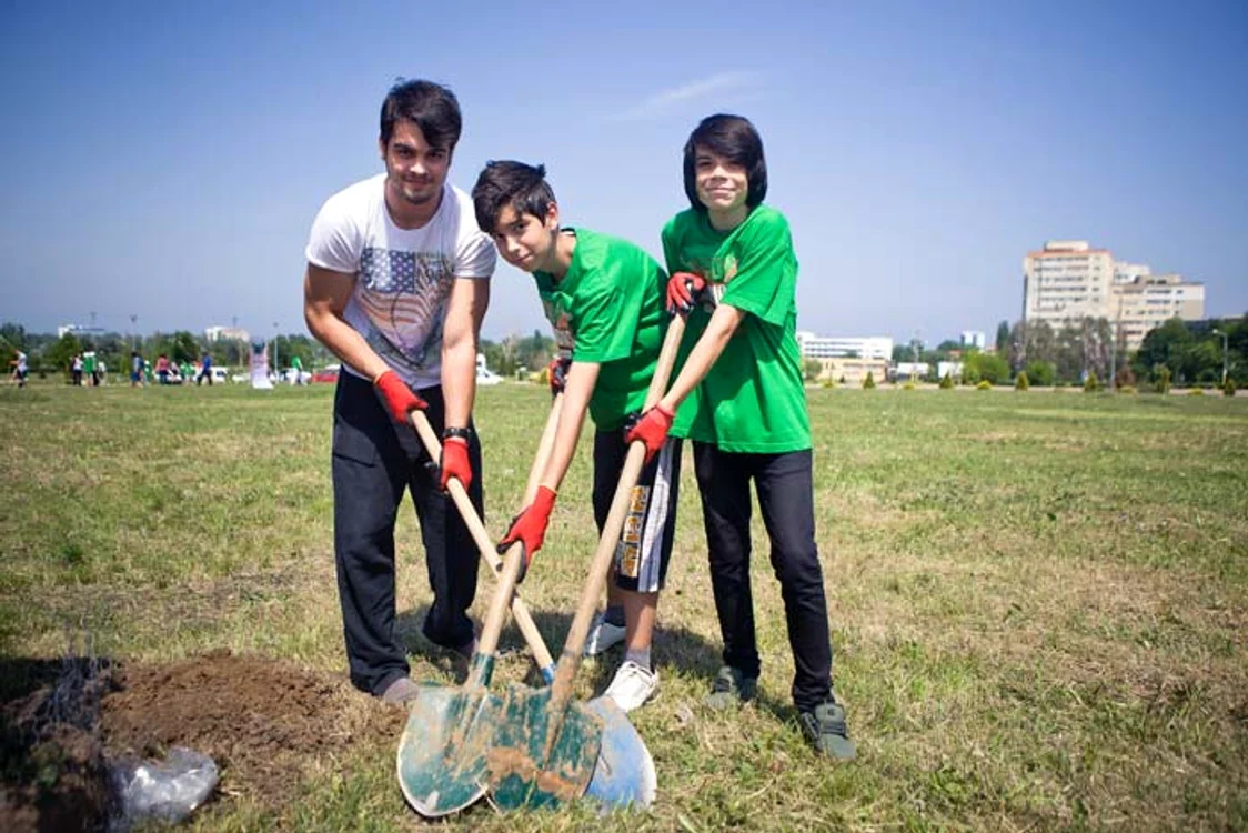 Voluntarilor EcoChampions li s-a alăturat şi actorul George Piştereanu