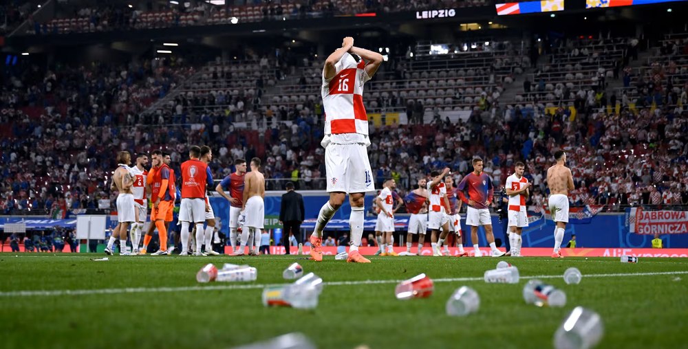 Cu o mână dă, cu alta ia. UEFA a strâns o avere din amenzile pentru aruncarea paharelor de bere pe teren