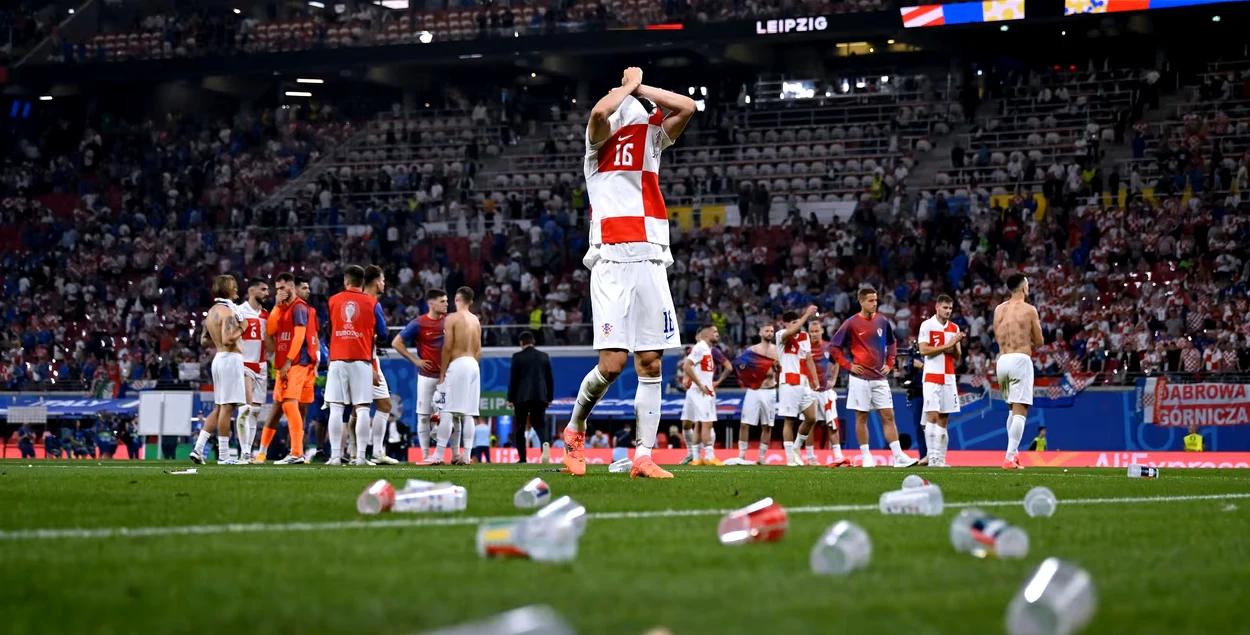 ”Bombardamentul” cu pahare, plăcerea fanilor de la Euro 2024. Foto Getty images 