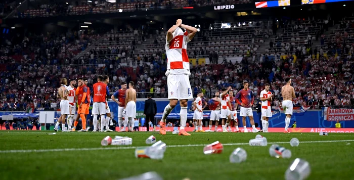 ”Bombardamentul” cu pahare, plăcerea fanilor de la Euro 2024. Foto Getty images 