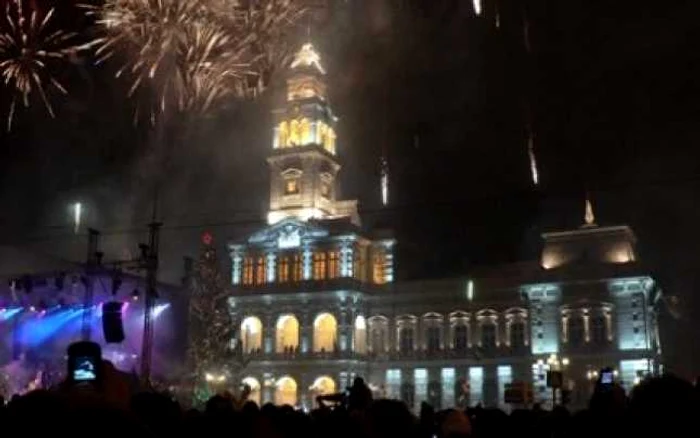 În fiecare an în faţa Primăriei a avut loc un foc de artificii FOTO Claudia Untaru